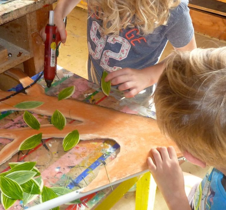 Zwei Kinder basteln einem Baum als Kulissenelement
